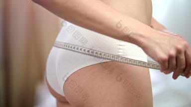 女人测量适合臀部女健康的腰减肥健身生活方式